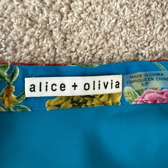 Alice + Olivia Sheila Balloon Sleeve Henley Top - Picture 4 of 4